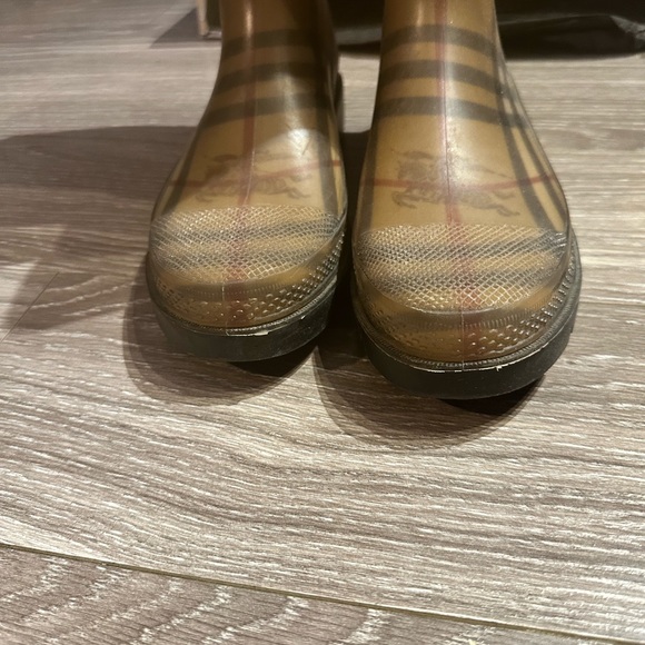 - Burberry Classic Check Rain Boots, size 7 - Picture 13 of 14